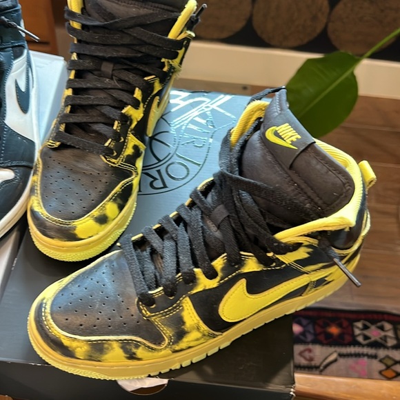 3 pair of size 8 Nike Sneakers - Picture 3 of 4